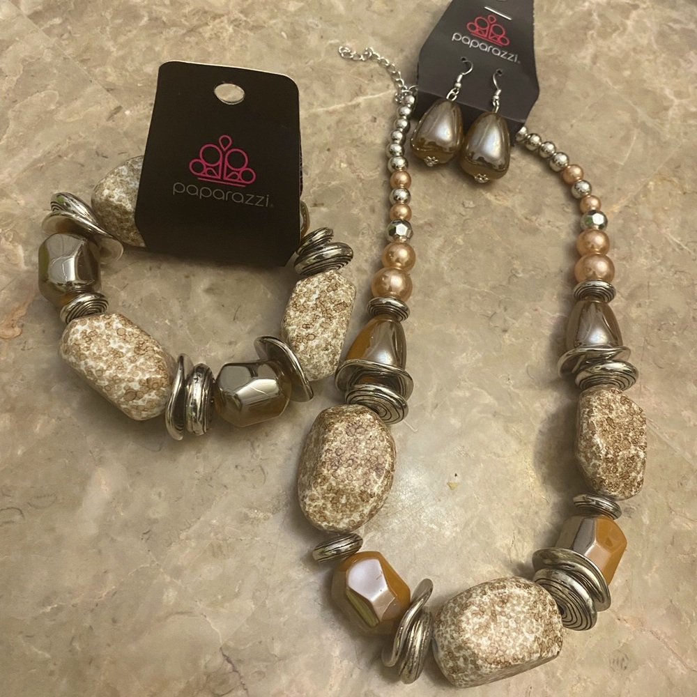 Necklace and bracelet matching set
